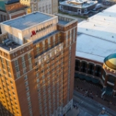 Aerial view of a tall hotel in St. Louis.