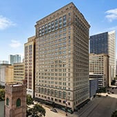 Tall hotel located in downtown area